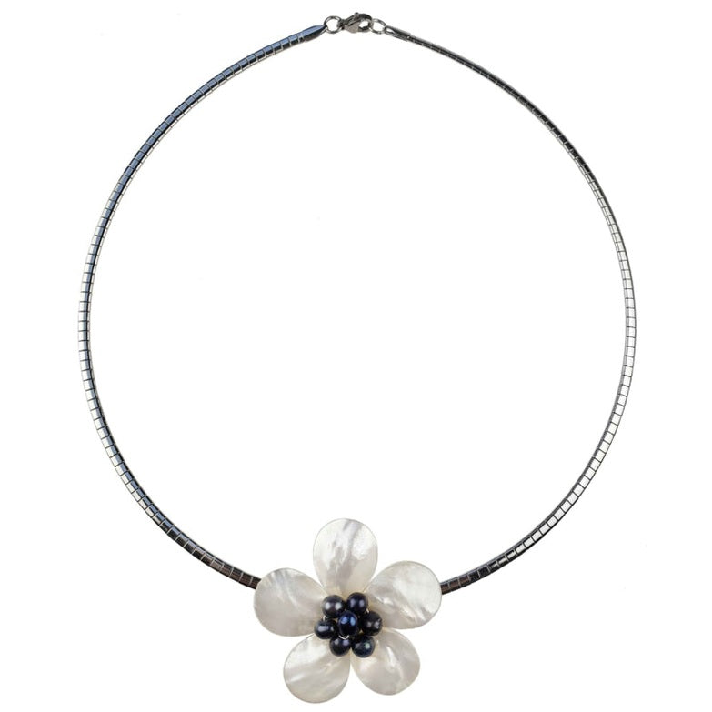 Zoetwater parelketting met blauwe parels, wit parelmoer in de vorm van een bloem en zilver edelstaal | Fleury B