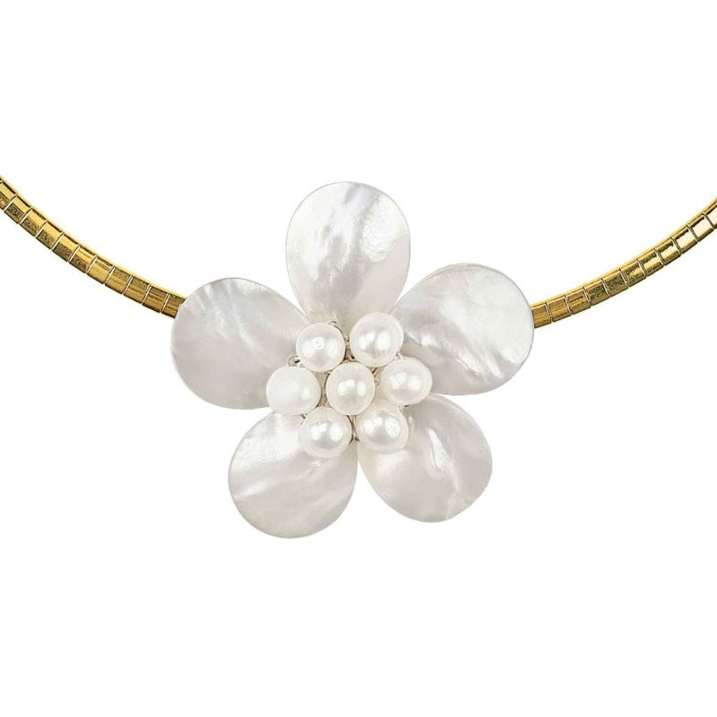 Detail van zoetwater parelketting met witte parels, wit parelmoer in de vorm van een bloem en goud edelstaal | Fleury W Gold