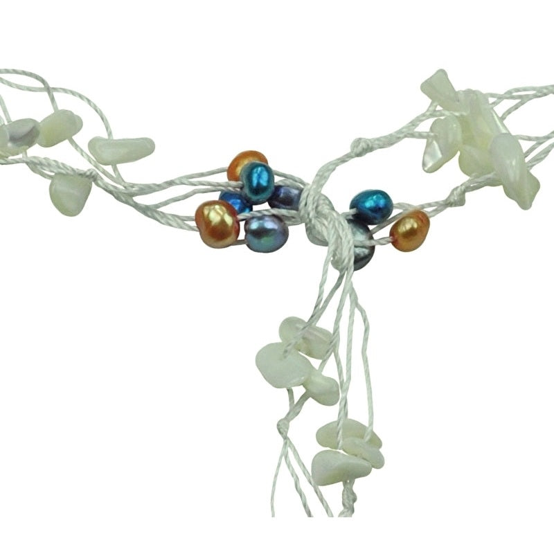 Detail van zoetwater parelketting met gekleurde parels en wit parelmoer | Sweet Blue