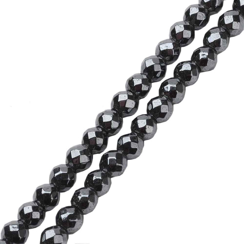 Ander detail van lange zoetwater parelketting met witte parels, zwart facet geslepen edelstenen hematiet en stras steentjes | Hematite Pearl Peanut