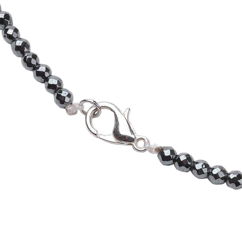 Slotje van lange zoetwater parelketting met witte parels, zwart facet geslepen edelstenen hematiet en stras steentjes | Hematite Pearl Peanut