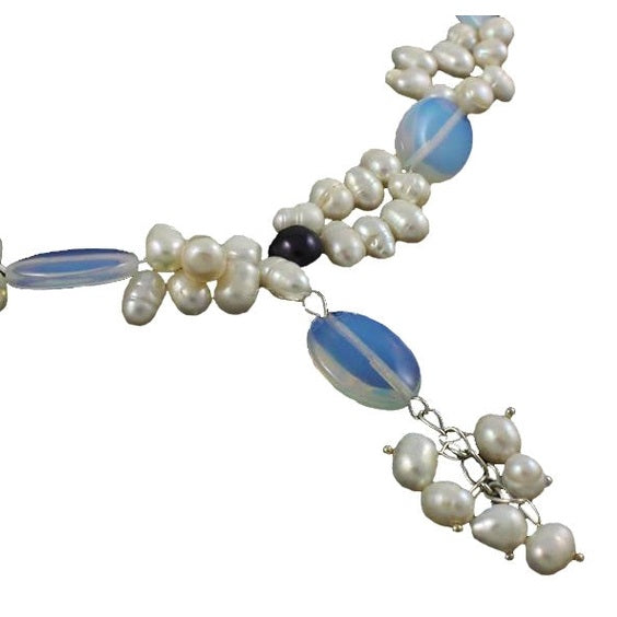 Detail van zoetwater parelketting met witte parels en blauwe edelsteen opaal | Sopal