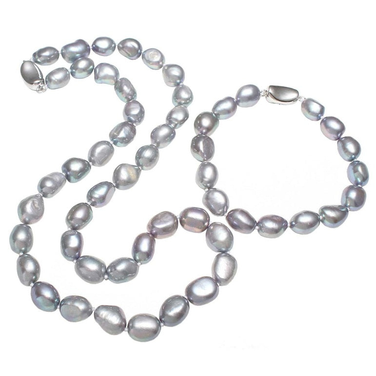 Handgeknoopte zoetwater parel set bestaande uit een parelketting en parel armband met grijze parels | set Grina