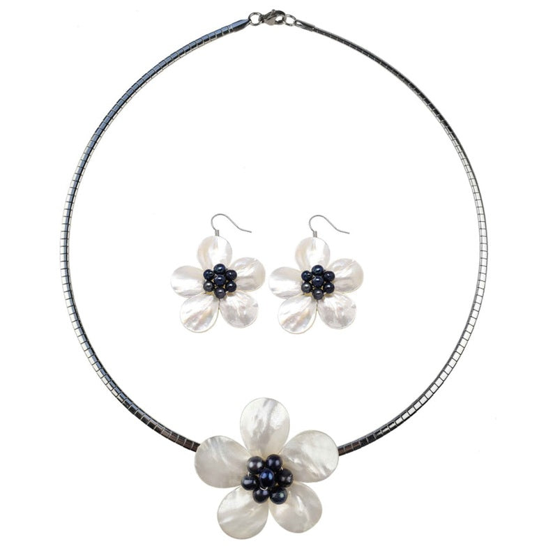 Zoetwater parel set bestaande uit een parelketting en parel oorbellen met zwart blauwe parels, witte parelmoer in bloem vorm en zilver edelstaal | set Fleury B