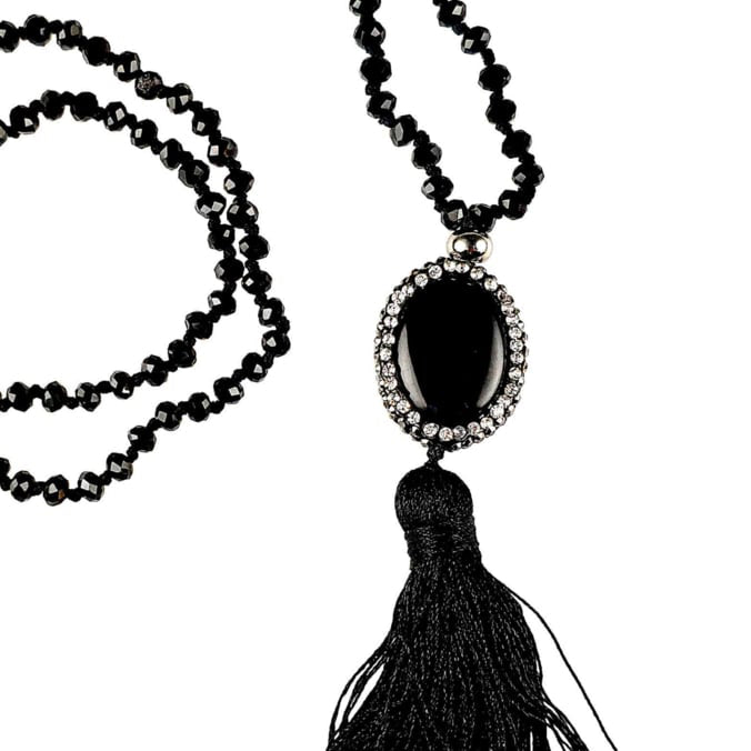 Detail van zwarte edelstenen ketting met zwarte agaat, stras steentjes en een kwastje | Bling Black Agate