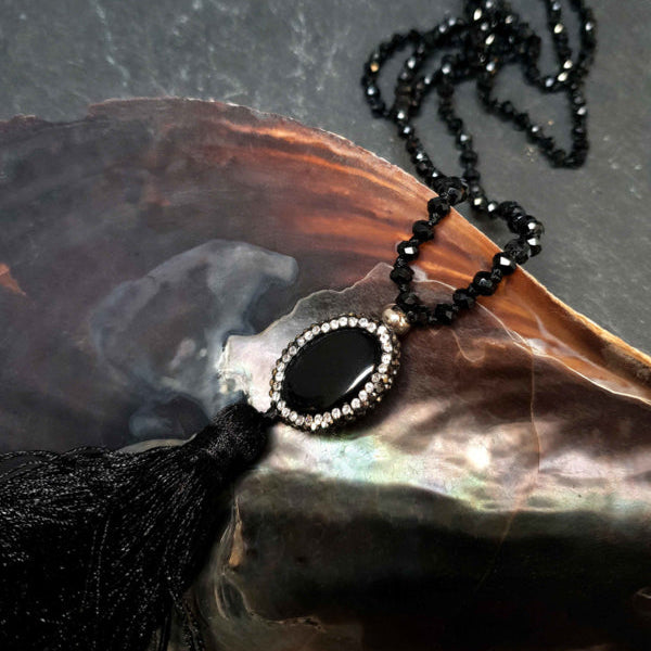 Zwarte edelstenen ketting met zwarte agaat en stras steentjes liggend in schelp | Bling Black Agate