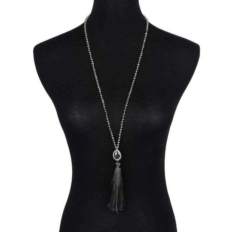 Zwarte edelstenen ketting met zwarte agaat, stras steentjes en een kwastje op buste | Bling Black Agate