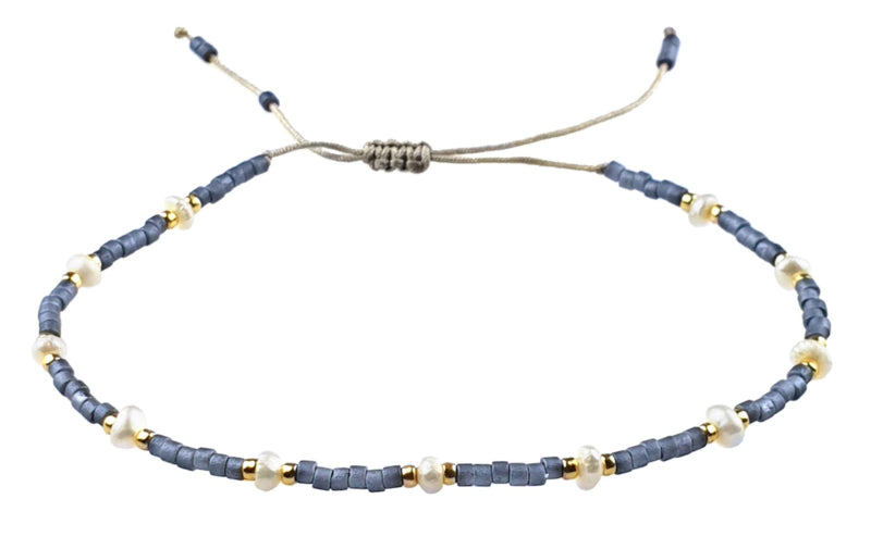 Wit zoetwater parel armband met blauwe en gouden kraaltjes en schuifsluiting | Mini Pearl Bead Pursian Blue 