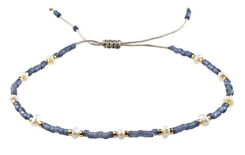 Wit zoetwater parel armband met blauwe en gouden kraaltjes en schuifsluiting | Mini Pearl Bead Pursian Blue