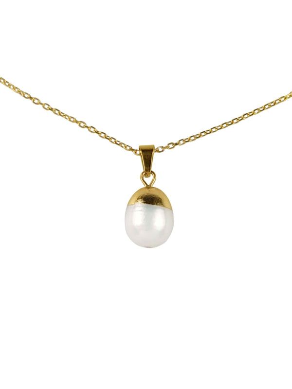 Detail van witte zoetwater parelketting met goud edelstaal en parel hanger | set Gold Dip White Pearl