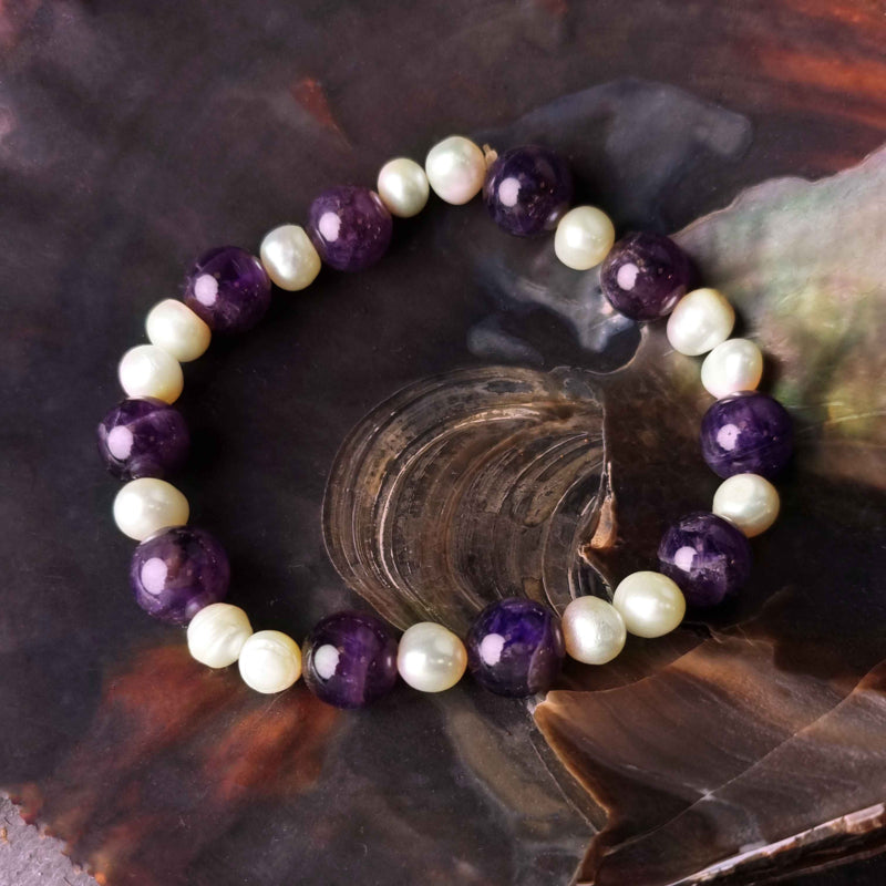 Zoetwater parel armband met witte parels en paarse edelsteen amethist liggend in schelp | Pearl Amethyst