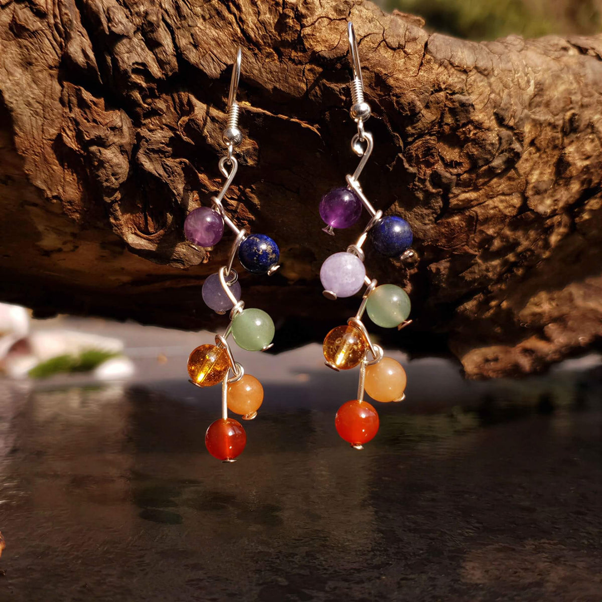 Edelstenen oorbellen met verschillende kleuren edelsteen en sterling zilver hangend aan tak | Gemstone Rainbow
