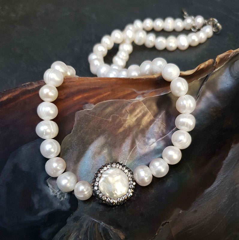 Witte zoetwater parelketting met stras steentjes en sterling zilver (925) liggend in schelp | Bling Coin Pearl