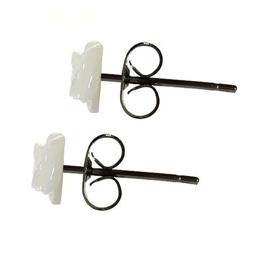 Witte parelmoeren oorknopjes in bloem vorm met edelstaal zijaanzicht | Small Flower