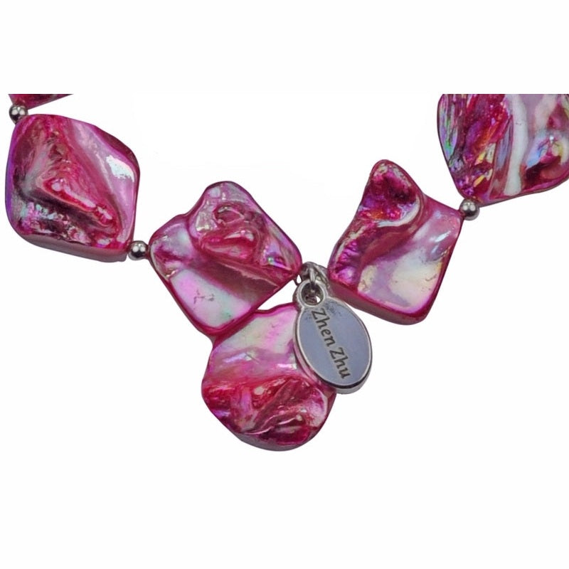 Detail van pink gekleurd parelmoeren schelpen armband | Shell AB Pink