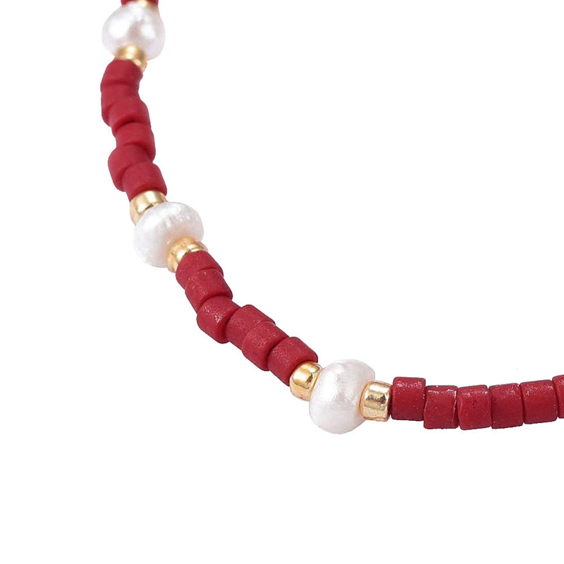 Detail van wit zoetwater parel armband met rode en gouden kraaltjes en schuifsluiting | Mini Pearl Bead Red