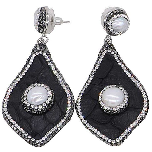 Grote zoetwater parel oorbellen met witte parel en stras steentjes, zijaanzicht | Bright Pearl Big Black Snake Leather