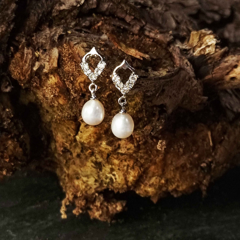 Witte zoetwater parel oorbellen met stras steentjes, vooraanzicht hangend aan stronk | Bling Pearl Heart W