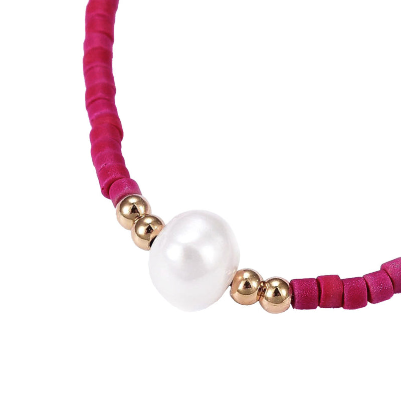 Detail van wit zoetwater parel armband met rode kraaltje | Mini Pearl One Red Color