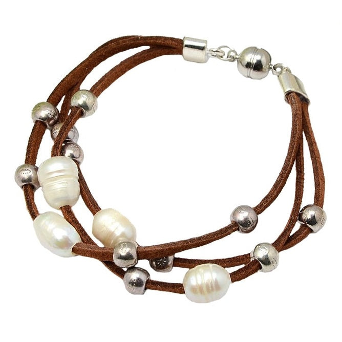 Wit zoetwater parel armband met bruin leer en magneetslot | Aafke