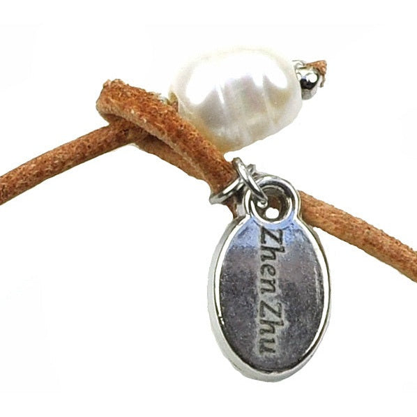 Slotje van zoetwater parel armband met Delfts blauwe kraal en bruin leer | Hollands Glorie Ibiza Spiral