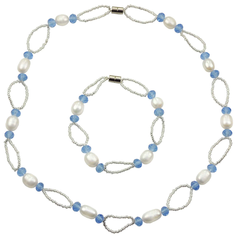 Zoetwater parel set bestande uit een parelketting en parel armband met witte parels, blauwe glaskristallen en magneetslotje | set Blacio