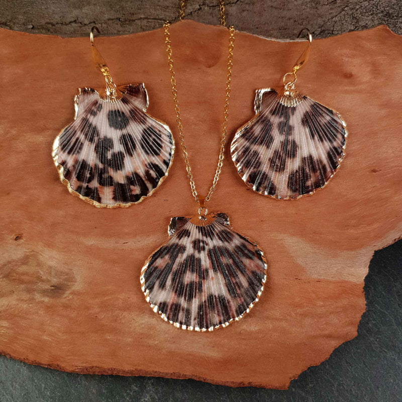 Schelpen sieraden set bestaande uit schelpen ketting en schelpen oorbellen met Shell schelp met panter motief hangend aan schors en goud edelstaal | set Gold Sea Shell Panther