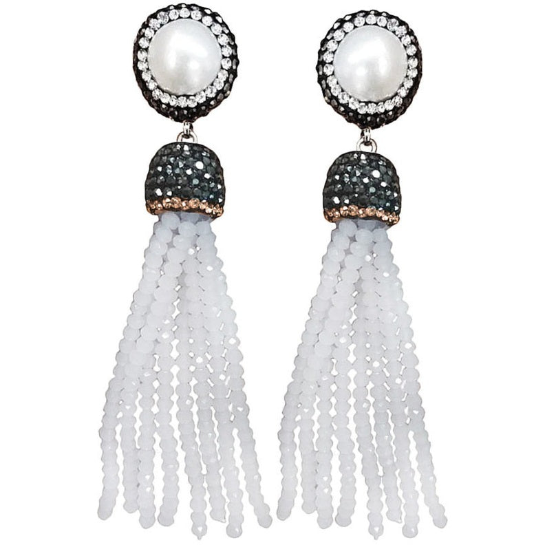 Lange witte zoetwater parel oorbellen met zwarte en gouden stras steentjes en wit kristallen kwastje | Bright Pearl White Crystal Tassel Gold