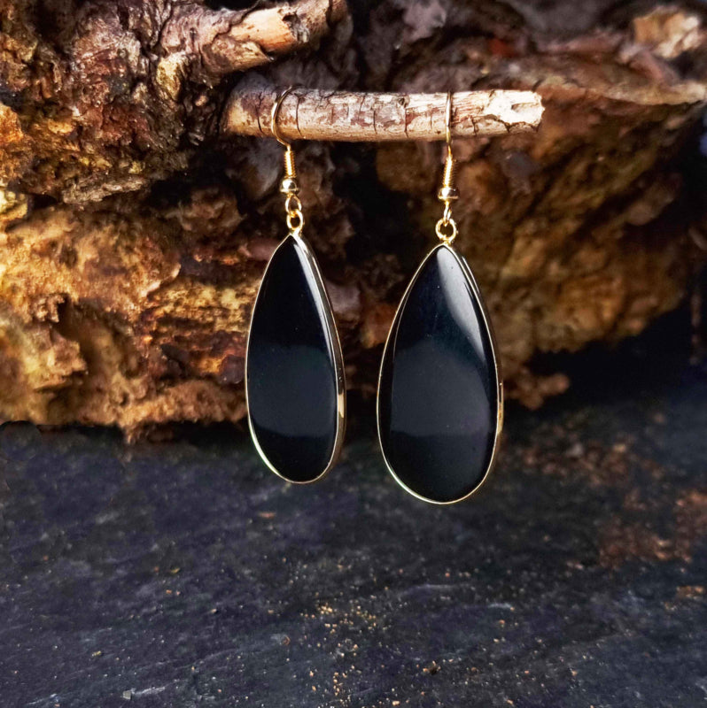Zwarte edelstenen oorbellen met goud edelstaal hangend aan tak | Big Teardrop Black Agate Gold