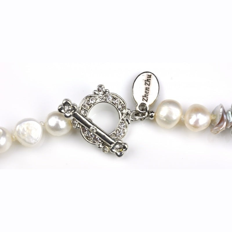 Zilveren slotje met stras steentjes van zoetwater parelketting met witte en grijze parels | Pearl Grey Chip