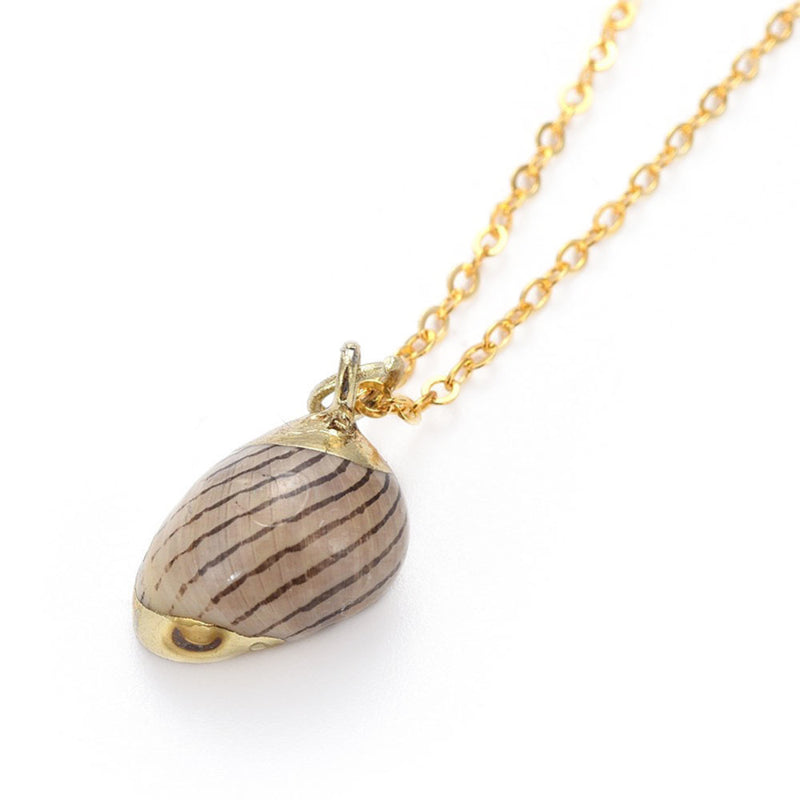 Detail van gouden schelpen ketting met bruine schelp zijaanzicht | Gold Spiral Shell