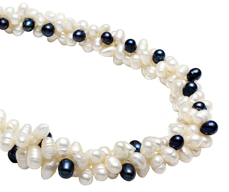 Detail van zoetwater parelketting met witte en zwart blauwe parels in 3 strengen | Amira