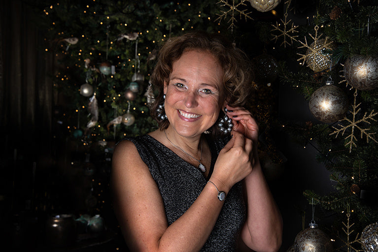 Grote zoetwater parel oorbellen met witte parels en stras steentjes in bloem motief op model | Bright Pearl Flower