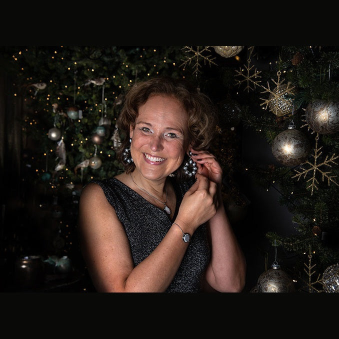 Grote zoetwater parel oorbellen met witte parels en stras steentjes in bloem motief op model | Bright Pearl Flower