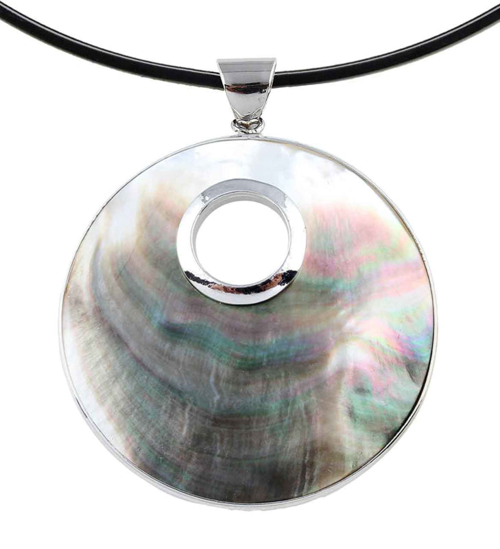 Detail van grijze parelmoeren ketting met hanger | Donut Round Black Shell