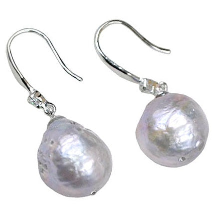 Grijze zoetwater parel oorbellen met sterling zilveren oorbelhaakjes en stras steentje, zijaanzicht| Bling Kasumi Grey Pearl