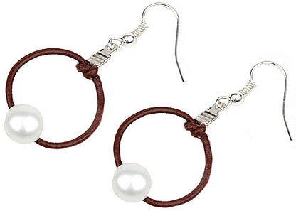 Zoetwater parel oorbellen met bruin leer en sterling zilver (925) liggend | Brown Leather Pearl