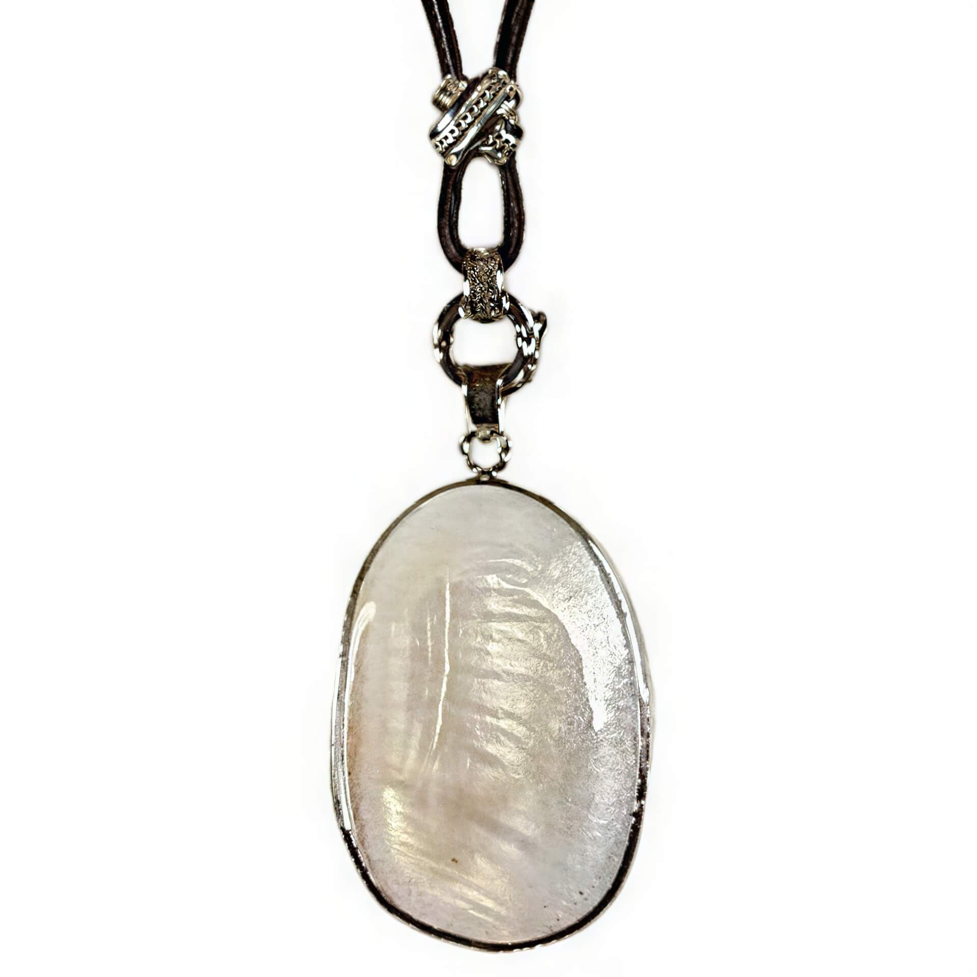 Detail van witte parelmoeren ketting op buste | Sabine