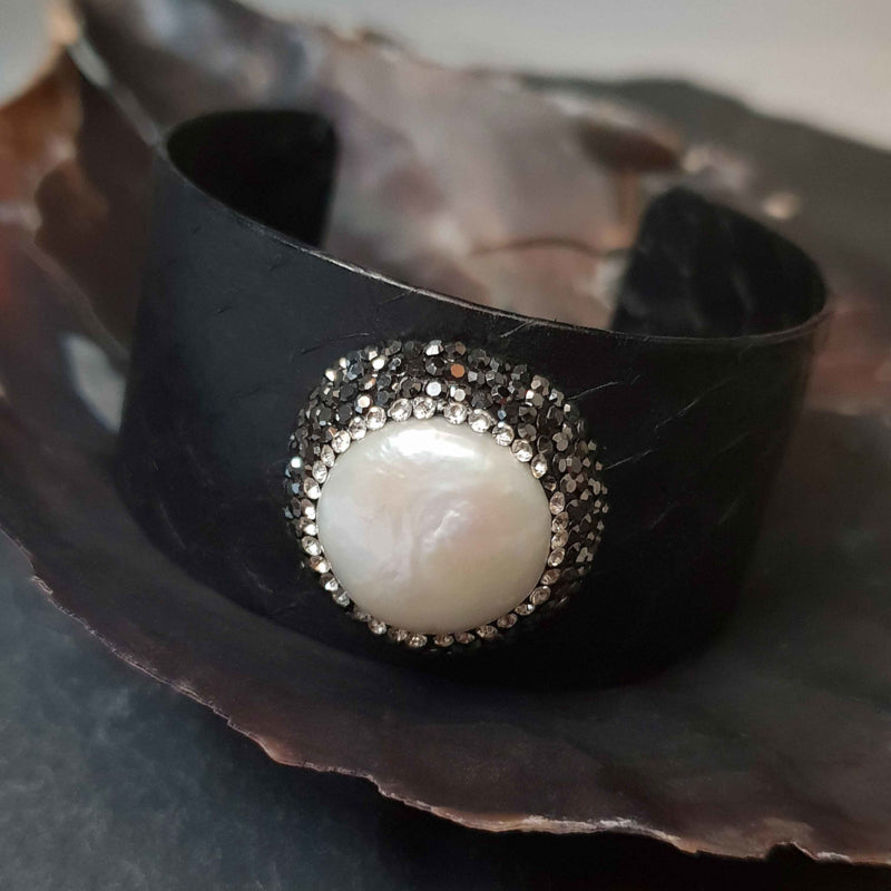 Wit zoetwater parel armband met stras steentjes en zwart leer liggend in schelp| Bright One Pearl Black Leather
