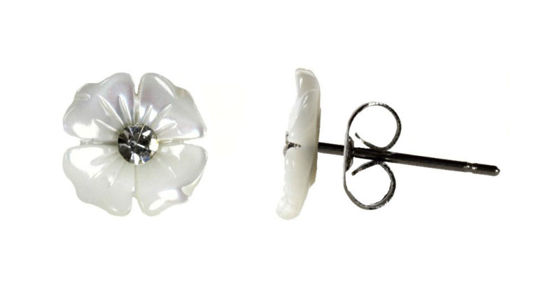 Witte parelmoeren oorbellen in bloem vorm met edelstaal en stras steentje, oorknopjes | Flower Bling