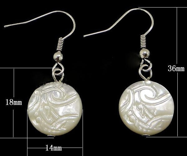 Witte parelmoeren oorbellen met gravering en sterling zilver 925 met maatindicatie | White Round Shell