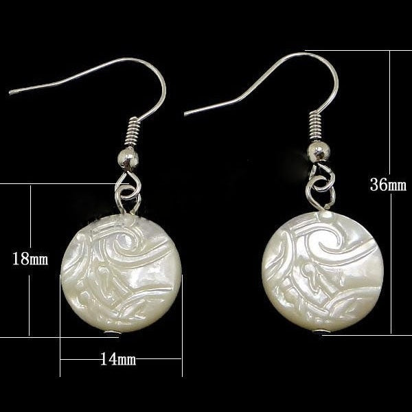 Witte parelmoeren oorbellen met gravering en sterling zilver 925 met maatindicatie | White Round Shell