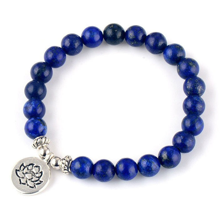 Blauw edelstenen armband met lapis lazuli en zilver lotus bedeltje bovenaanzicht, elastisch edelstenen armband