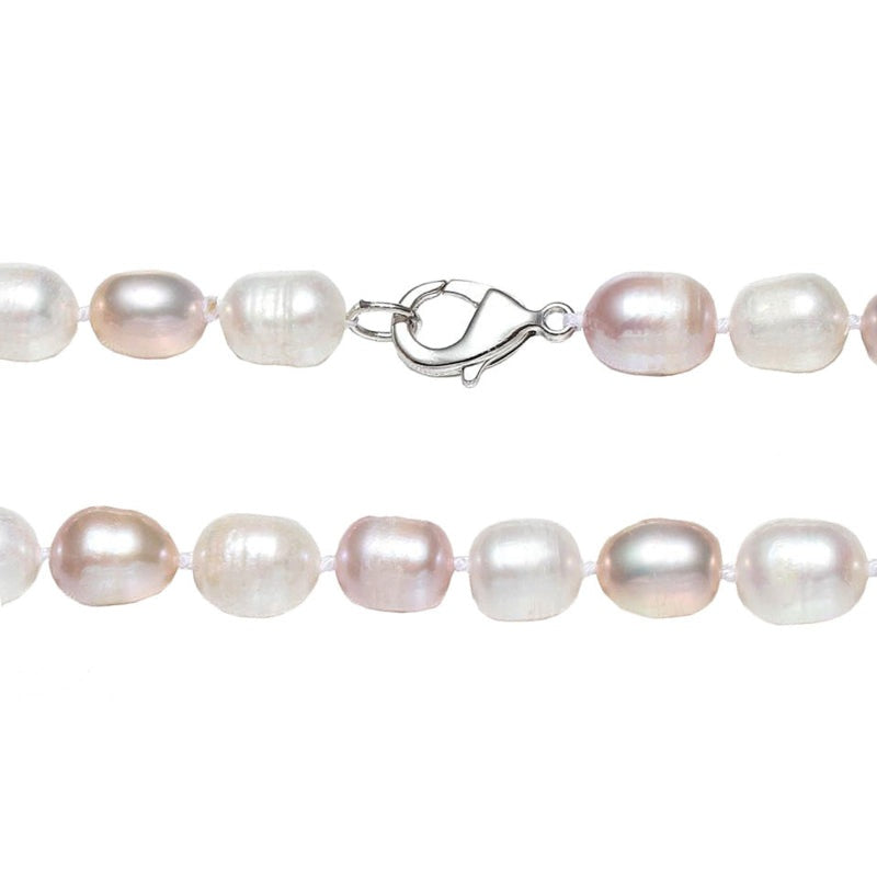 Detail van zoetwater parelketting met witte en zalm roze parels en een sterling zilveren slotje | Elynn