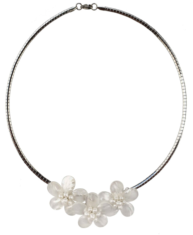 Witte zoetwater parelketting in de vorm van een bloemenhanger | Florien W