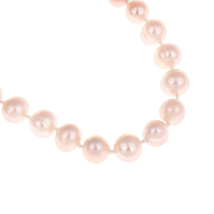 Detail van handgeknoopte zoetwater parelketting met zalm kleurige parels en sterling zilver (925) | Zalina