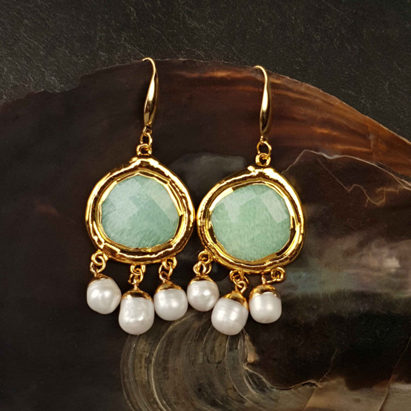 witte zoetwater parel oorbellen met groene edelsteen amazoniet en goud edelstaal liggend in schelp | Editha Green