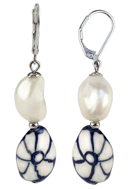 Zoetwater parel oorbellen met witte parels, Delfts blauw ornament en edelstaal | Hollands Glorie Bloem