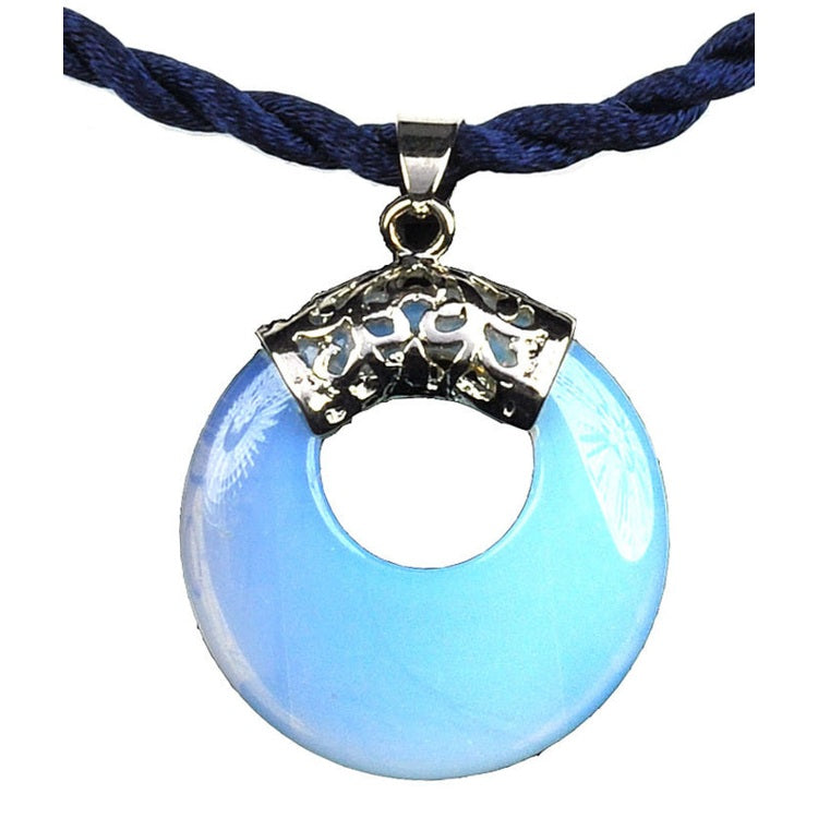 Detail van blauwe edelstenen ketting met opaal hanger in donut vorm hangend aan blauw satijnen koord | Sea Opal Donut
