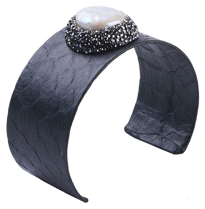Wit zoetwater parel armband met stras steentjes en zwart leer, zijaanzicht | Bright One Pearl Black Leather